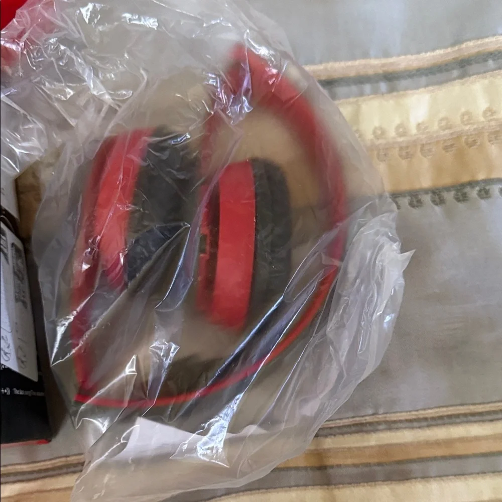 Red Wireless Headphones P47 new with box box has some damage